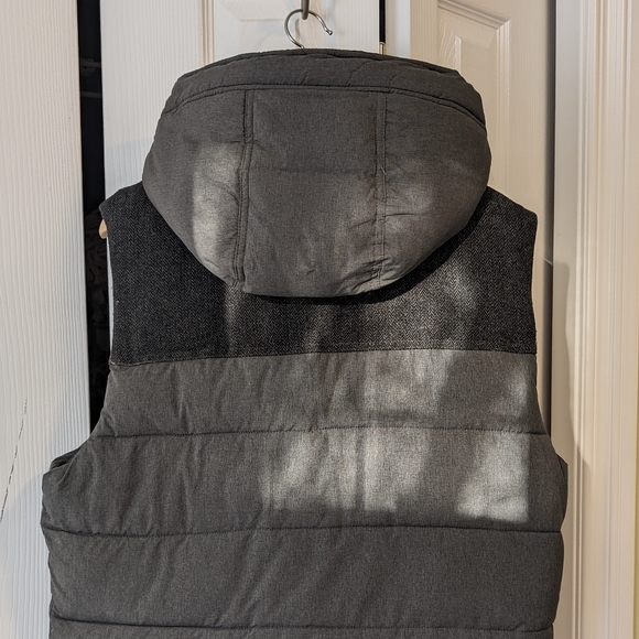 ABERCROMBIE & FITCH HOODED PUFFER VEST (CHARCOAL GREY/L) - Picture 9 of 9